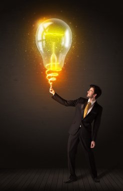 Ampulü olan bir iş adamı.