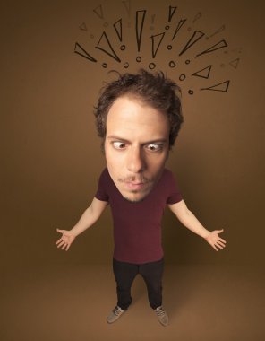 Sosyal ünlem işaretli koca kafalı insan.