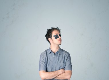 Ahşapta gözlü genç adam