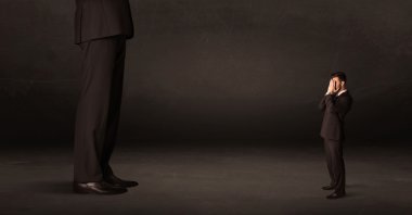 Ön planda duran, küçük işadamlı büyük adam.