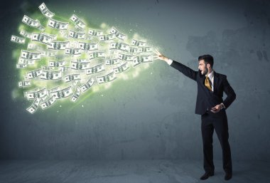 İş adamı bir sürü dolar savuruyor.