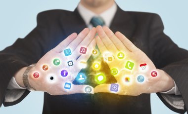 Eller mobil uygulama simgeleri ile bir form oluşturuluyor