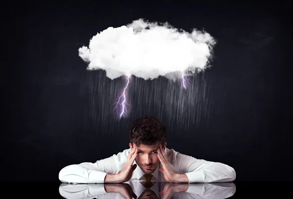Depresyondaki işadamı bulutların altında oturuyor — Stok fotoğraf