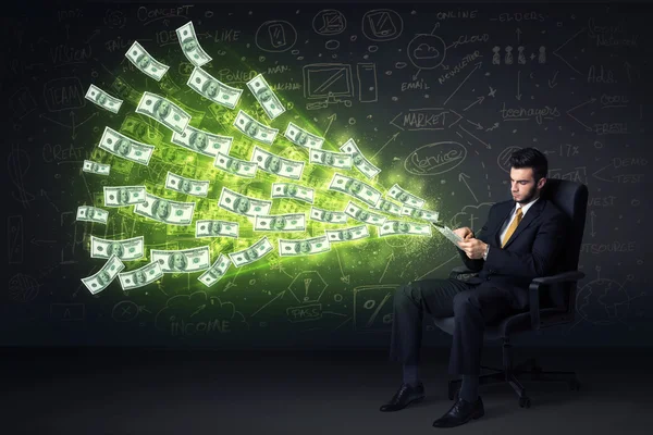 Üzletember ül a szék gazdaság tabletta-val a dollár számlák co — Stock Fotó