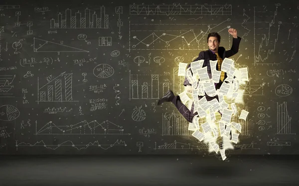 Красивый бизнесмен прыгает с облаком бумажных документов — стоковое фото