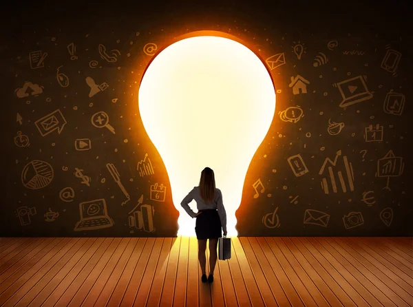 壁に明るい電球を見てビジネス女性 — ストック写真