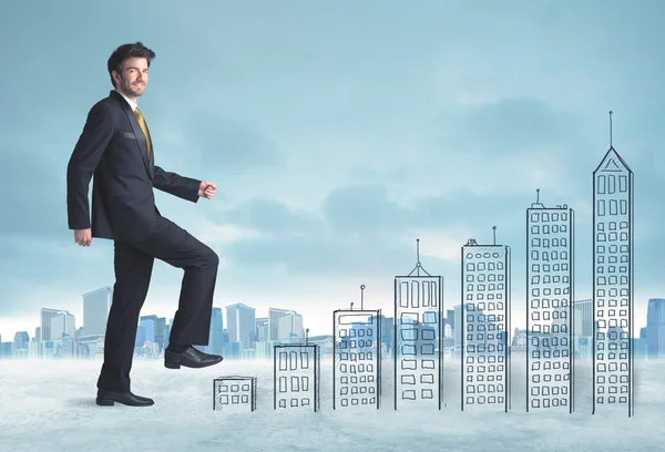 Hombre de negocios escalando en edificios dibujados a mano en la ciudad —  Fotos de Stock