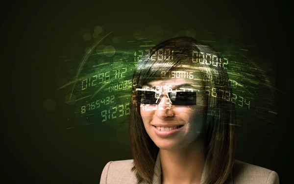 Zakelijke vrouw op zoek naar high tech nummer berekeningen — Stockfoto