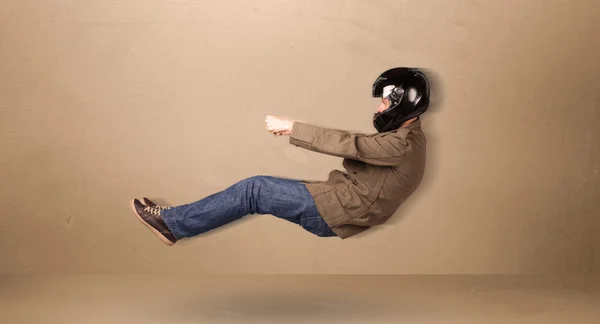 Feliz hombre divertido conduciendo un concepto de coche volador — Foto de Stock