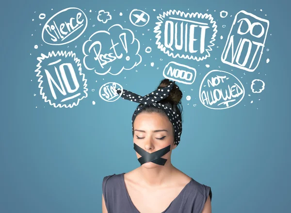 Mujer joven con la boca pegada y nubes de pensamiento — Foto de Stock