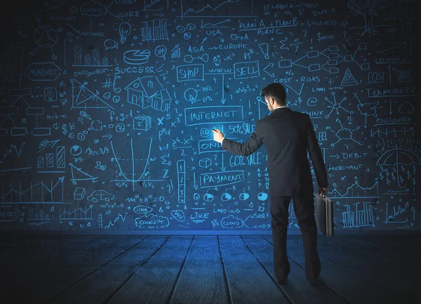 Ekonomi projesi geçmişi olan iş adamı çizimi