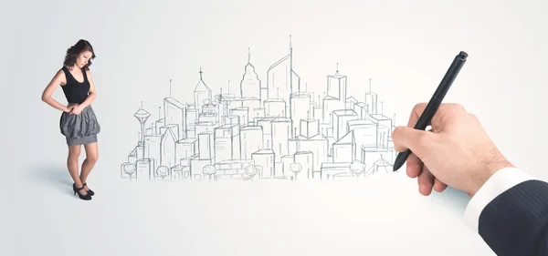 Бизнесмен смотрит на нарисованный вручную город на стене — стоковое фото