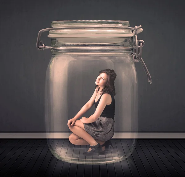Podnikatelka uvězněná v konceptu skleněné sklenice — Stock fotografie