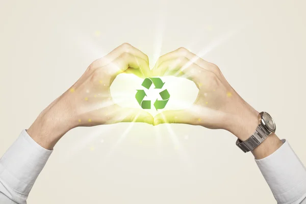 Handen maken van een formulier met recyclingbord — Stockfoto
