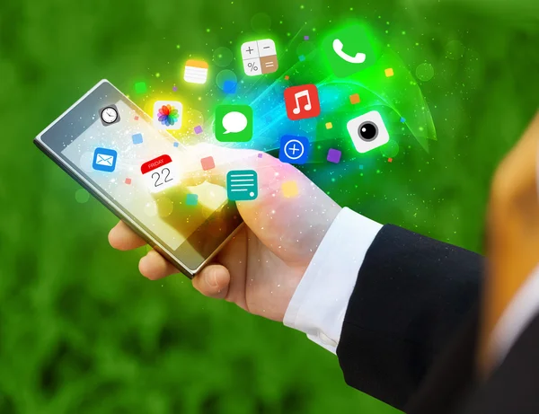 Mână care deține smartphone cu pictograme colorate ale aplicației — Fotografie, imagine de stoc