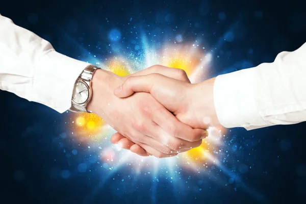 Двое бизнесменов пожимают друг другу руки — стоковое фото