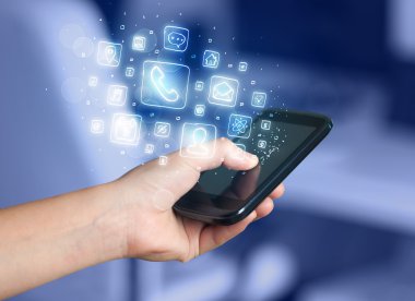 El smartphone telefon app simgeleri ile tutarak