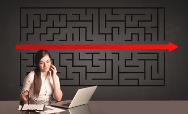 iş kadını ile arka planda çözülen bulmaca