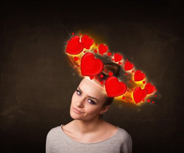 Kafasında kalp çizimleri olan genç bir kız.