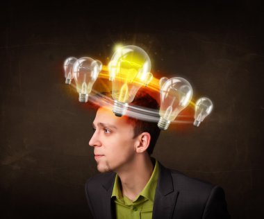 Kafasında ampuller uçuşan bir adam.