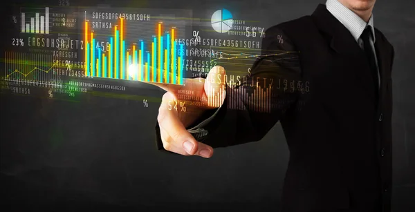 Junger Geschäftsmann berührt bunte Diagramme und Diagramme — Stockfoto