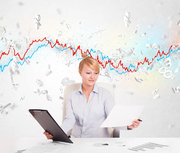 株式市場のグラフでテーブルに座っているビジネス女性 — ストック写真