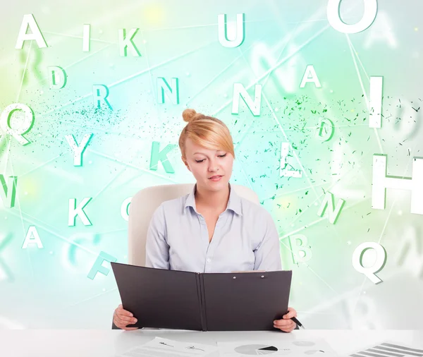 Mujer de negocios en el escritorio con nube de palabra verde —  Fotos de Stock