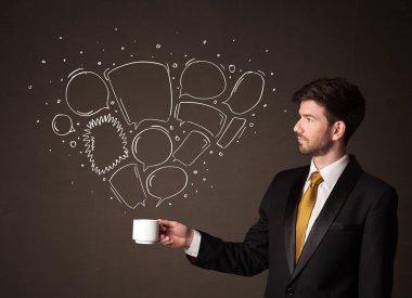 Konuşma balonları ile beyaz bir fincan tutan işadamı