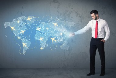 Dünyanın dört bir yanındaki uçaklarla dijital harita gösteren bir iş adamı