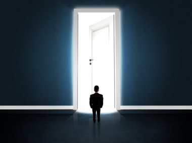 Büyük parlak kapıyı açan bir iş adamı.