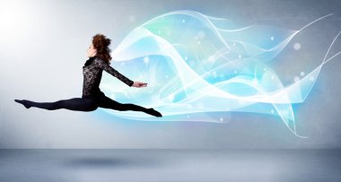 Etrafında soyut mavi eşarpla atlayan sevimli bir genç.