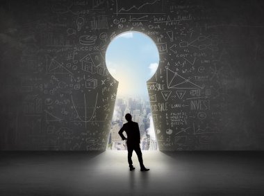 Parlak şehir manzaralı anahtar deliğine bakan bir işadamı 