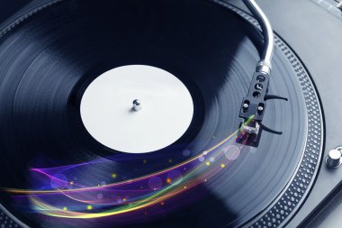 Turntable parlayan soyut çizgilerle vinil oynuyor