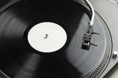 Turntable plağı çalıyor. Plakta iğneyle kapat. 