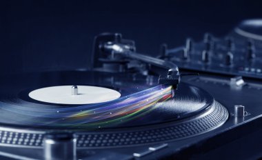 Renkli soyut çizgilerle vinil müzik çalan müzik çalar
