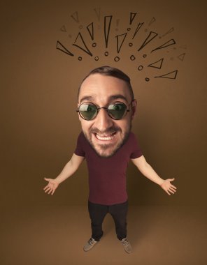 Sosyal ünlem işaretli koca kafalı insan.