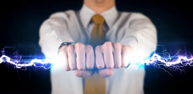 Elinde elektrik lambası tutan bir iş adamı.