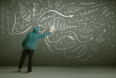 Genç şehir ressamı çiziyor