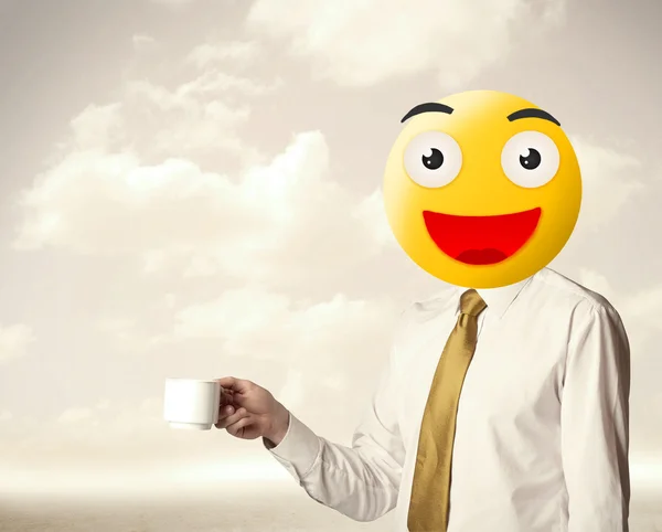 Zakenman draagt gele smiley gezicht — Stockfoto