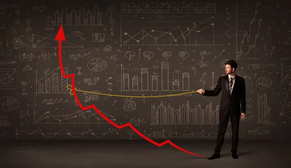 Zakenman trekt een rode pijl rechtop met een touw — Stockfoto