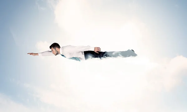 Geschäftsmann fliegt wie ein Superheld in Wolken am Himmel — Stockfoto