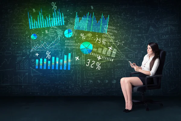 Kobieta w biurze z tabletem w rękę i high tech wykres — Zdjęcie stockowe