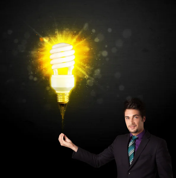 Affärsman med en miljövänlig glödlampa — Stockfoto