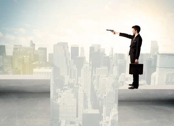 Businessman standing on the edge of rooftop — Stock Photo, Image