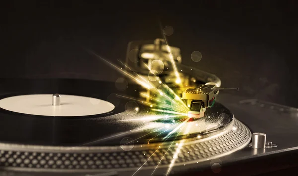 Muziek spelen speler vinyl met gloed lijnen vanuit de noodzaak — Stockfoto