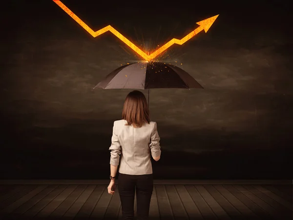 Femme d'affaires debout avec parapluie gardant flèche orange — Photo