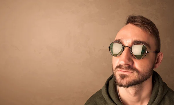 Portret młodego mężczyzny śmieszne okulary i miejsce — Zdjęcie stockowe