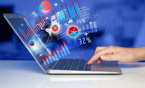 Escribir a mano en la computadora portátil moderna portátil con iconos de gráfico — Foto de Stock