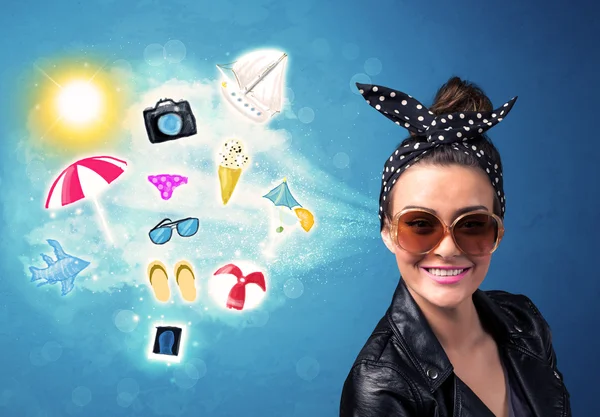Счастливая женщина в солнечных очках смотрит на летние иконы — стоковое фото