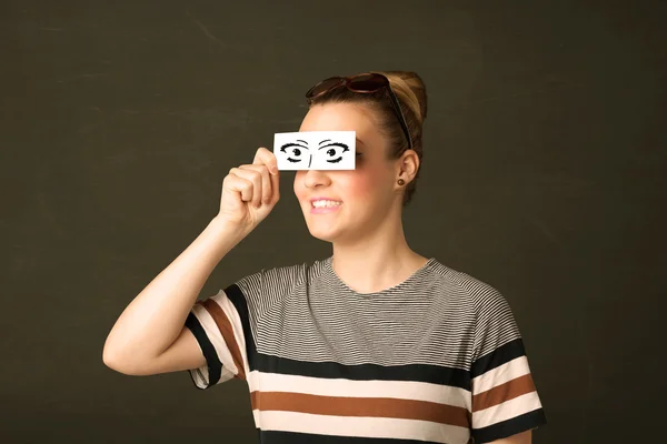 Dumme Jugendliche schauen mit handgezeichnetem Augenpapier — Stockfoto